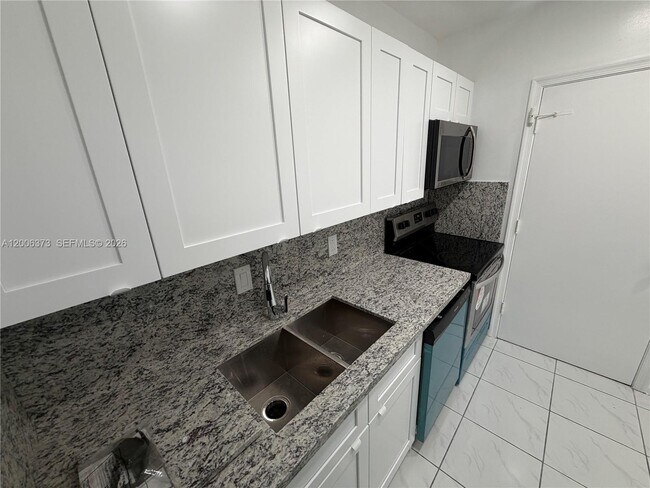 Building Photo - 2200 NE 66th St
