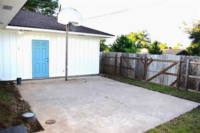 Building Photo - 1901 Mistletoe Ln