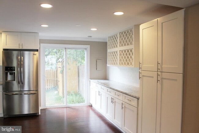 Building Photo - 2055 S Lincoln St