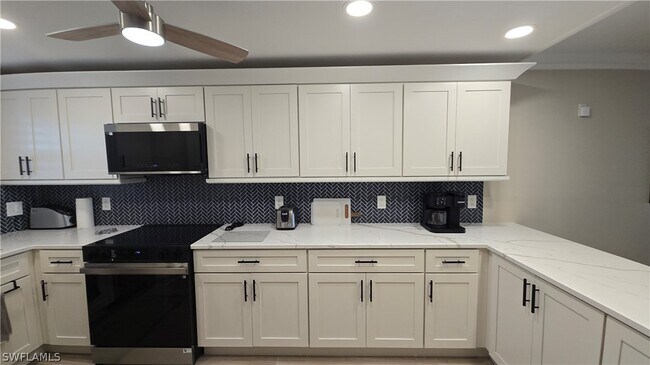 Building Photo - 12945 Vanderbilt Dr