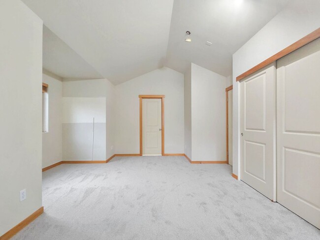 Building Photo - Freestanding Townhome - BRAND NEW CARPET