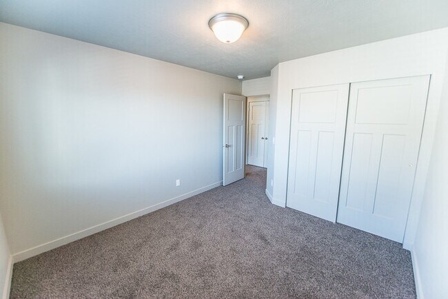 Building Photo - Townhome with 2-Car Garage!