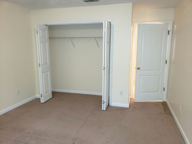 Building Photo - Large 4 bedroom town home with ceramic tile for rent right away for $1650