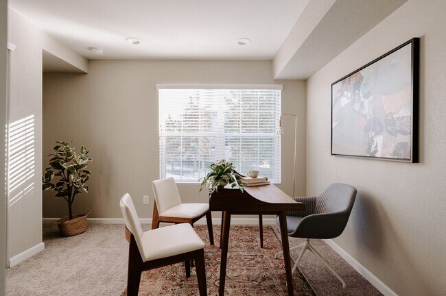 Building Photo - Gorgeous Townhome near Edgewater!