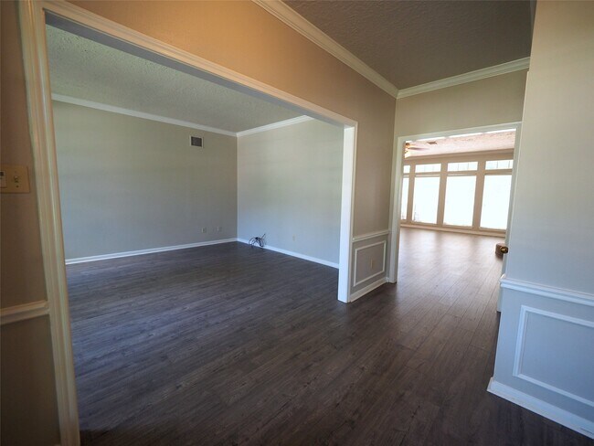 Building Photo - 15122 Greenleaf Ln