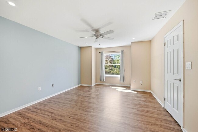Building Photo - 81 Village Cir