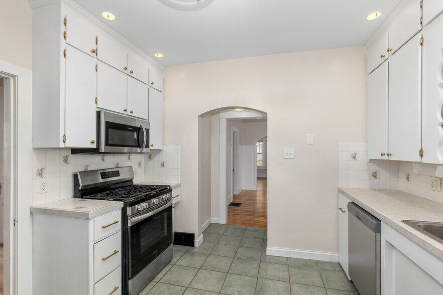 Building Photo - 1349 Portland Ave NE