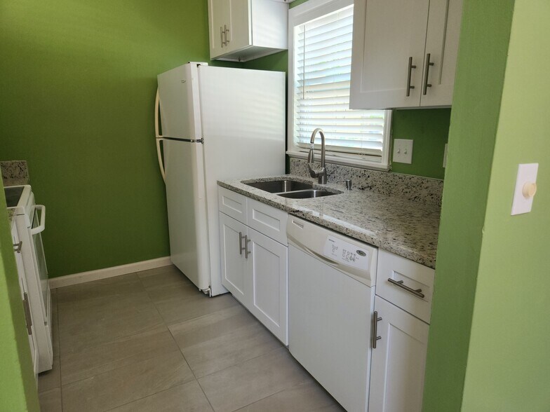 kitchen area - 1580 39th Ave