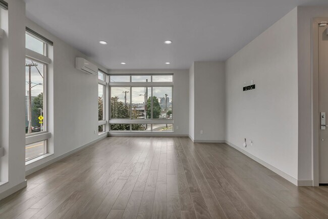 Building Photo - Modern Townhouse with Rooftop Deck & Skyli...