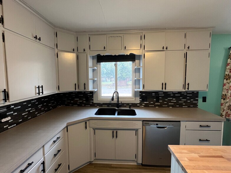 Building Photo - 601 Levee Blvd