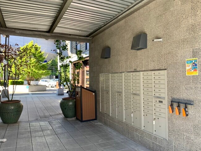 Building Photo - 2 Bedroom on Creekside with Balcony (ADA)
