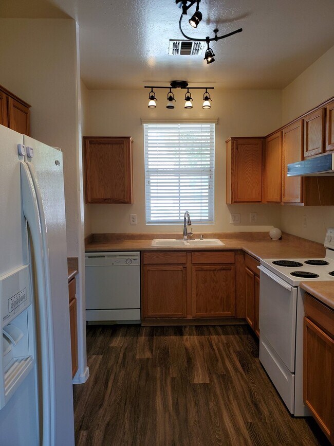 Building Photo - 3 bedroom 2.5 bath home - 2 car garage - S...
