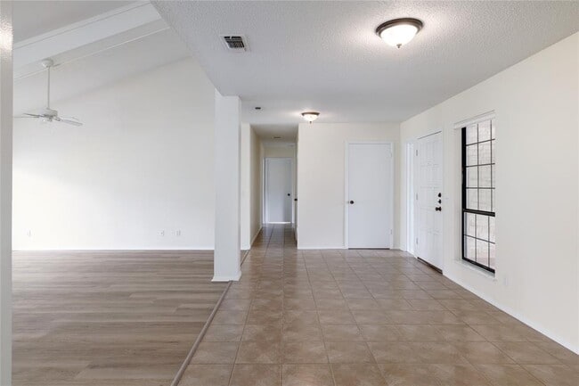 Building Photo - 611 Lido St