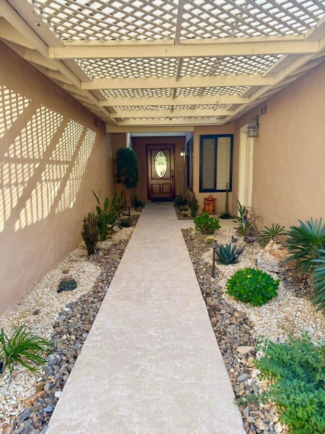 Building Photo - 205 Las Lomas