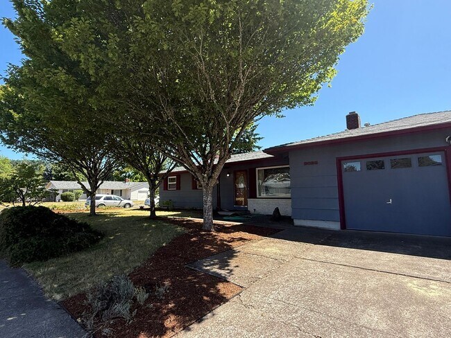 Building Photo - Stunning Pet Friendly Three Bedroom Corval...