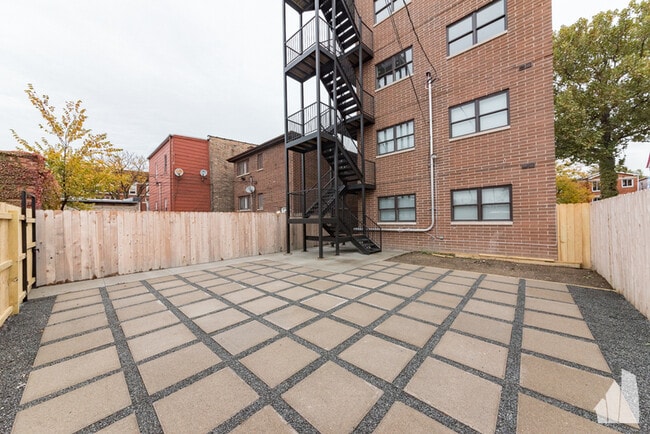 Building Photo - 806 S Claremont Ave