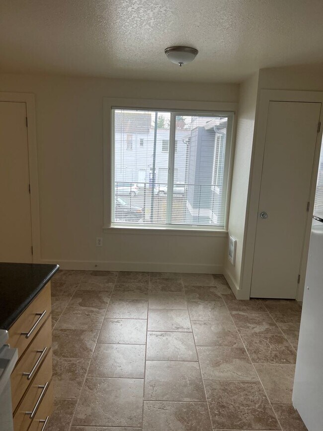 Building Photo - Spacious 2nd floor 2Bd Fireplace Hardwoods...