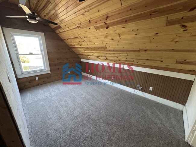 Building Photo - Three Bedroom House | Two Bath