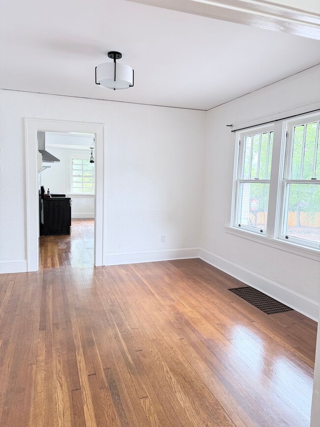 Building Photo - West Asheville Bungalow. 2 bedrooms, 1 bathroom. Great location!