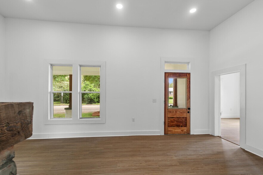 Building Photo - 142 S Broad St