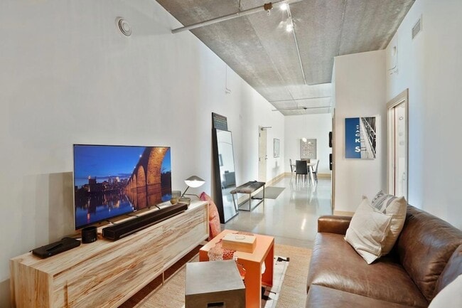 Building Photo - 345 N 6th Ave