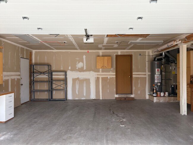 Building Photo - One Level, Golf Course Living- 3 bed + office, 2 bath