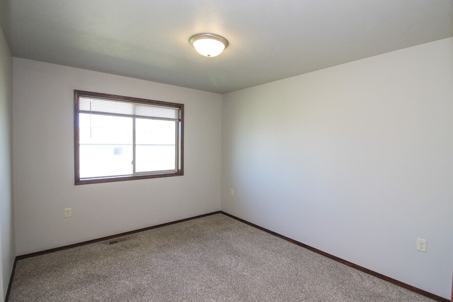 Building Photo - 320 Vernon Dr