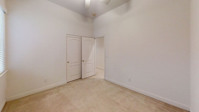 Building Photo - 1823 N Holly Ave