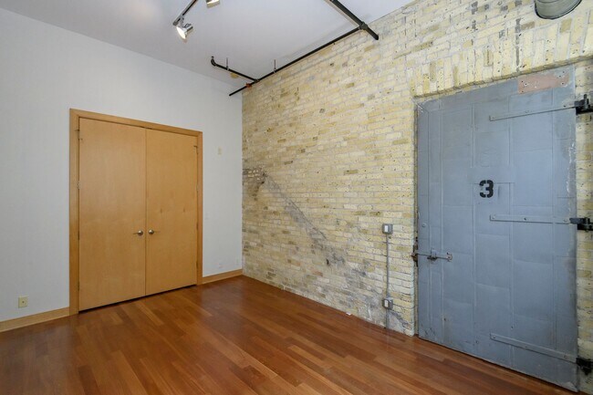 Building Photo - 239 E Chicago St