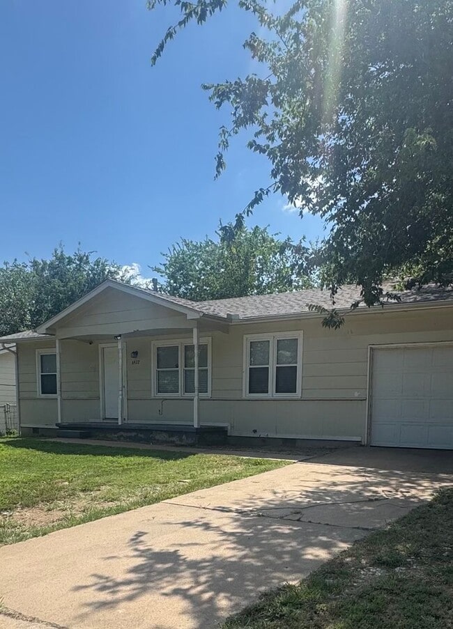 Building Photo - NEWLY RENOVATED 3 BEDROOM HOME