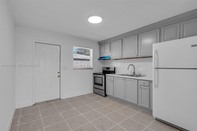 Building Photo - 124 SE 2nd Terrace