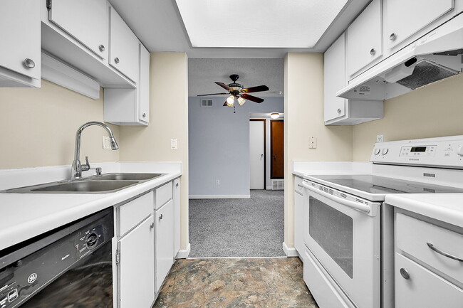 Building Photo - $1,300 - 1 Bed, 1 Bath Condo in Denver wit...