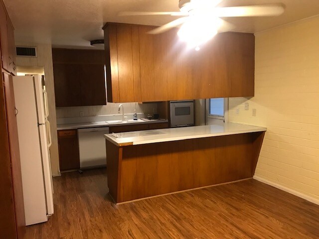 Building Photo - 806 W Stirrup Dr
