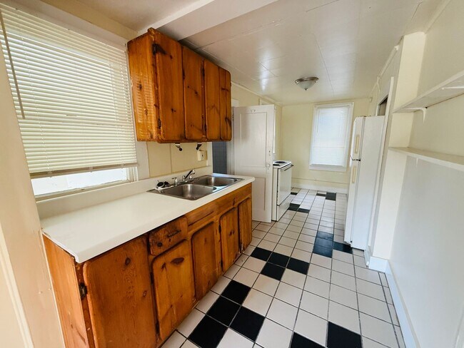 Building Photo - 320 21st Ave S