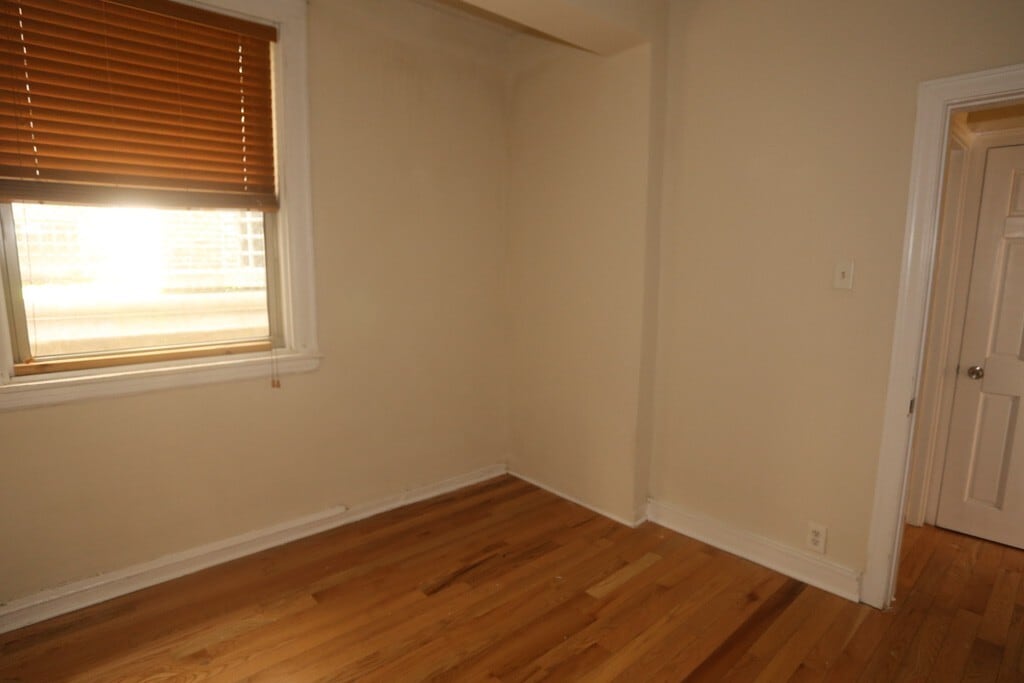 Building Photo - 549 W Surf St