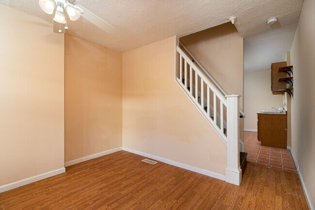 Building Photo - ???Walk to PENN & DREXEL | YARD!! | Front ...
