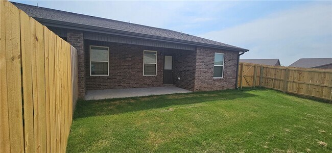 Building Photo - 6805 NW Trevy St