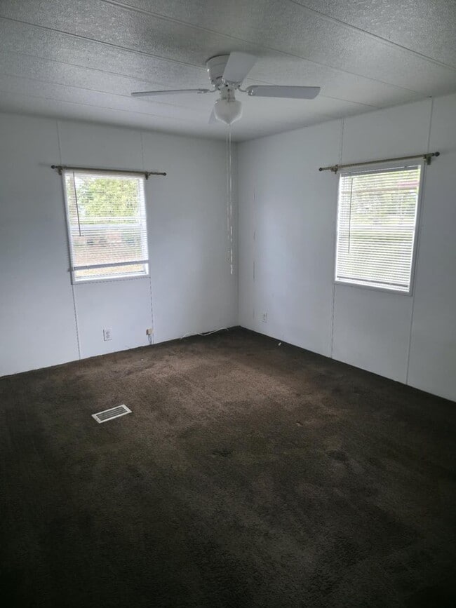 Building Photo - 2 BEDROOM 2 BATHROOM ON THE GOLF COURSE