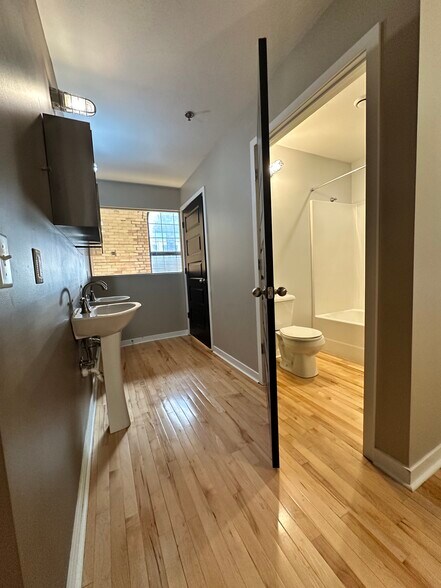 Unit 102 Dual Bathrooms - 146 S River Ave