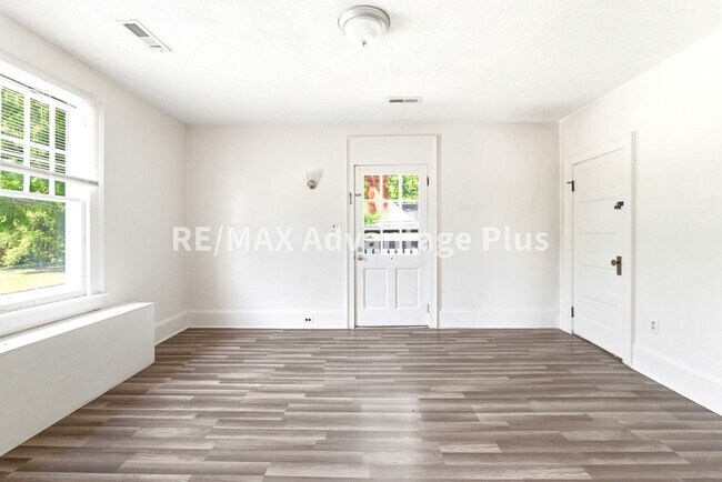 Building Photo - 106 Grove St