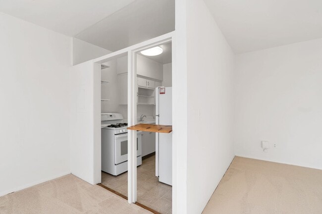 Building Photo - Sun-Filled, Top Floor L Shaped Studio In M...