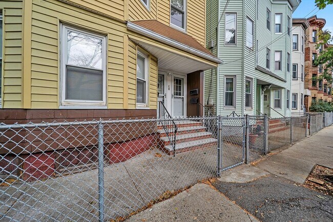 Building Photo - 92 Willow St