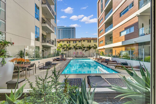 Building Photo - Hollywood Luxury Condo — 2 Beds • 2.5 Bath...