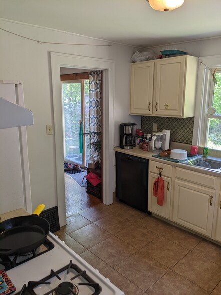Kitchen - 1228 W Barnes Ave