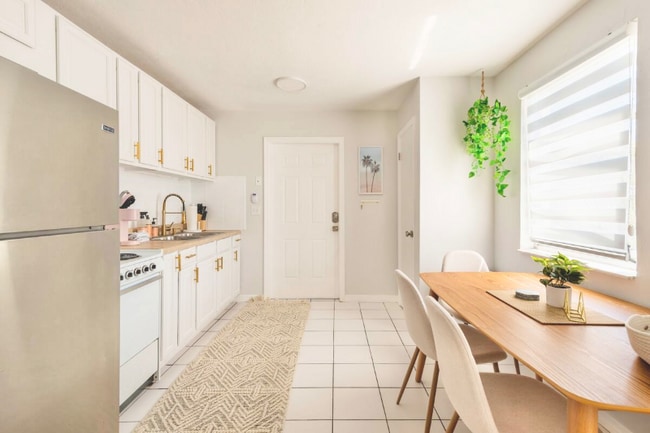 Building Photo - 2039 Monroe Ave