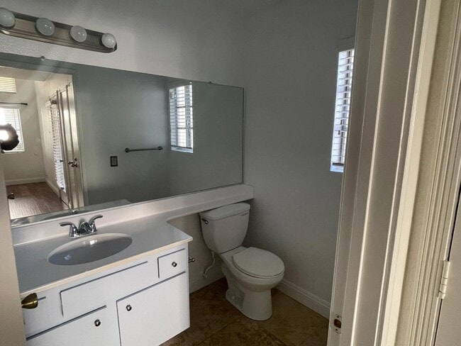 Building Photo - 740 Eastshore Terrace