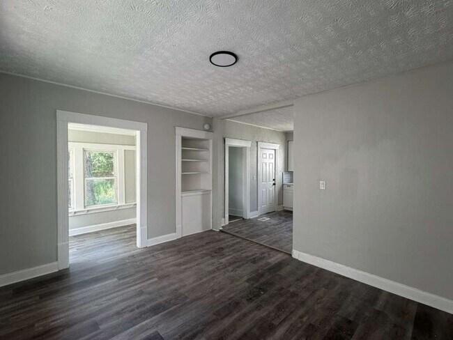 Building Photo - Comfortable & Convenient West Side Living