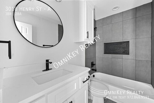 Building Photo - 3018 Henry St