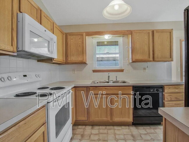 Building Photo - 812 S Red Oaks Cir