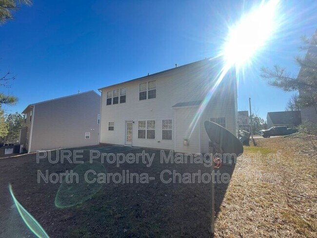 Building Photo - 705 Weeping Willow Dr